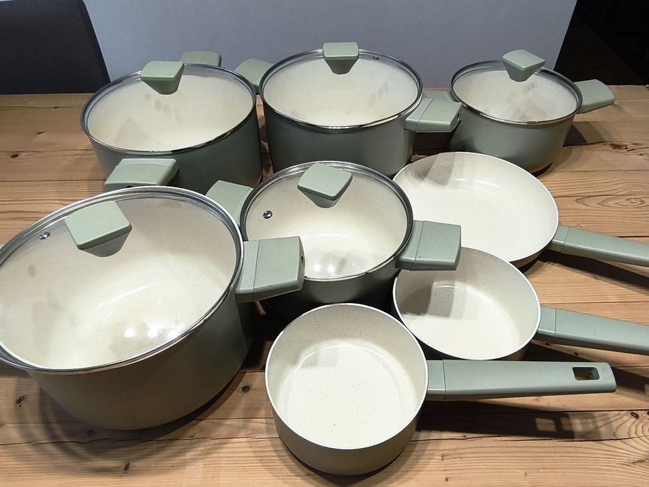 5 garnków, 2 rondelki , 1 patelnia