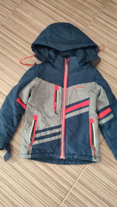 Демисезонная куртка с капюшоном