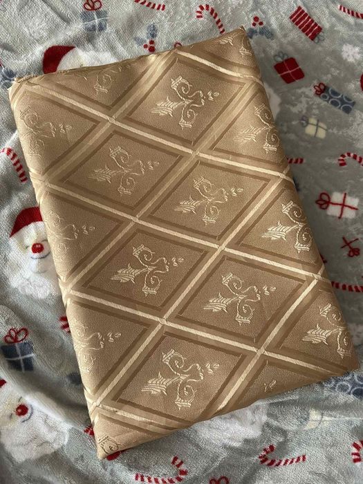 Скатертини в асортименті.