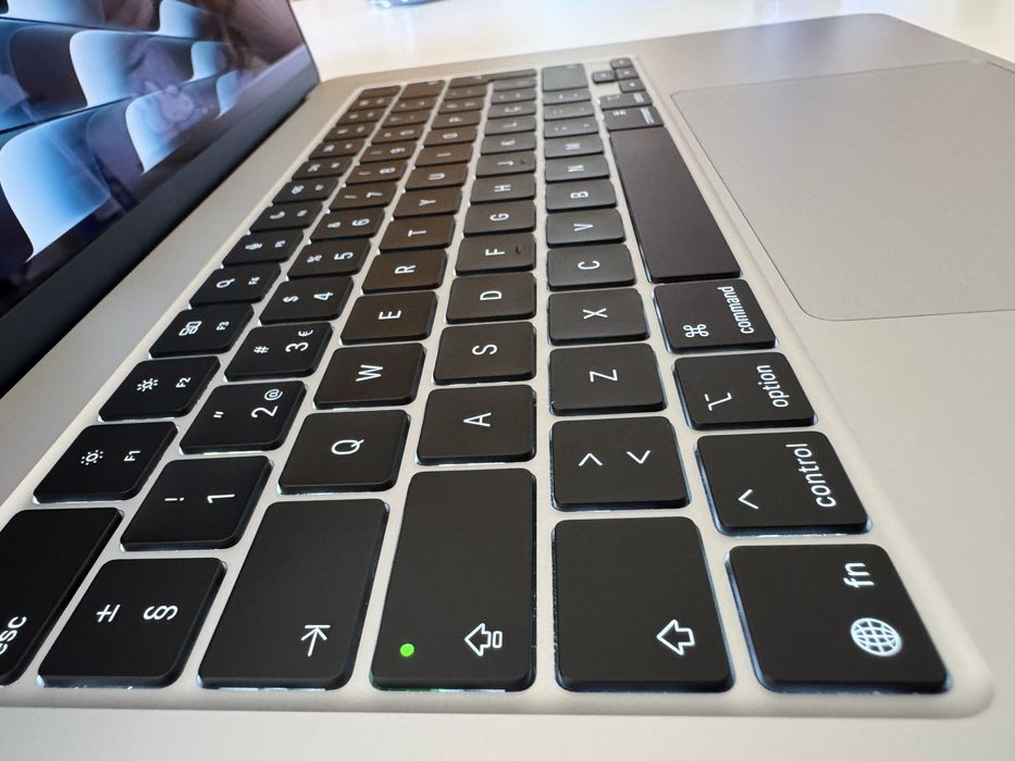 MacBook Air 15” M4 16GB  RAM / 256GB SSD (Prateado)