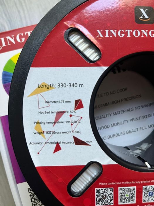 Impressora 3D Ender 3-Pro com filamentos branco e azul