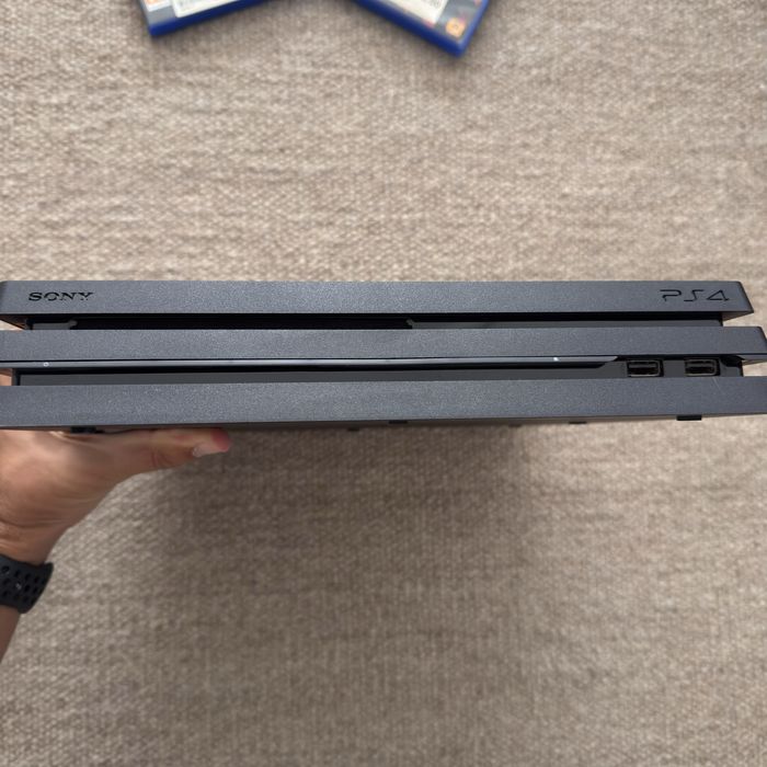 Vendo PS4 Pro 1TB com 3 jogos