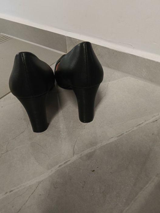 Czarne szpilki na słupku 38