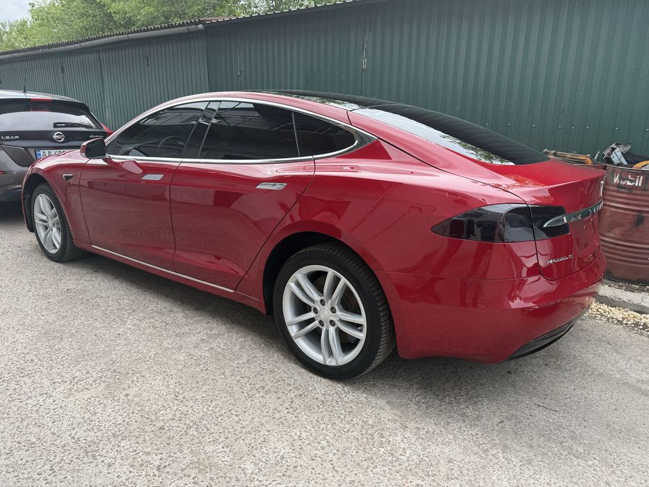 Тесла модел S 100D