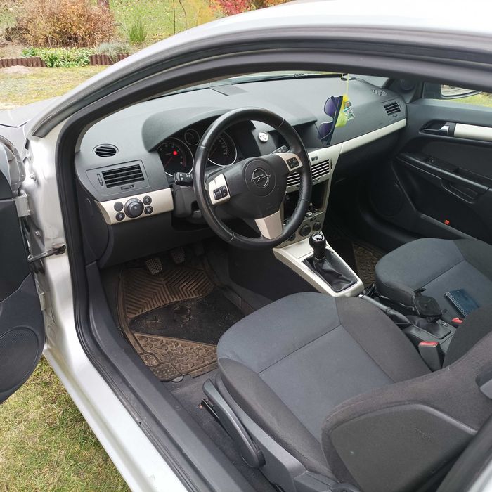 Opel astra h gtc rok 2008