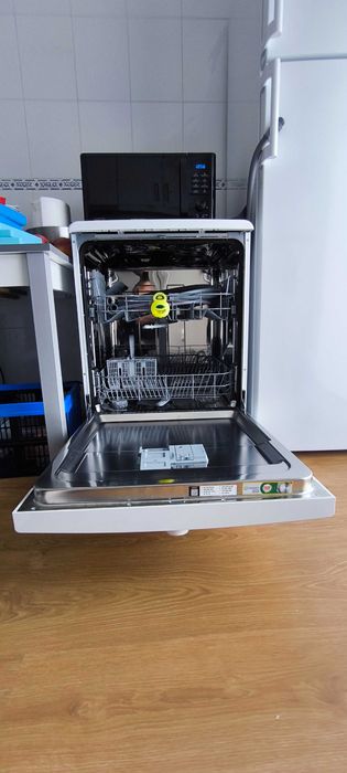 Frigorífico Indesit 437L + Máquina Lavar Loiça 14 Talheres Como Novo