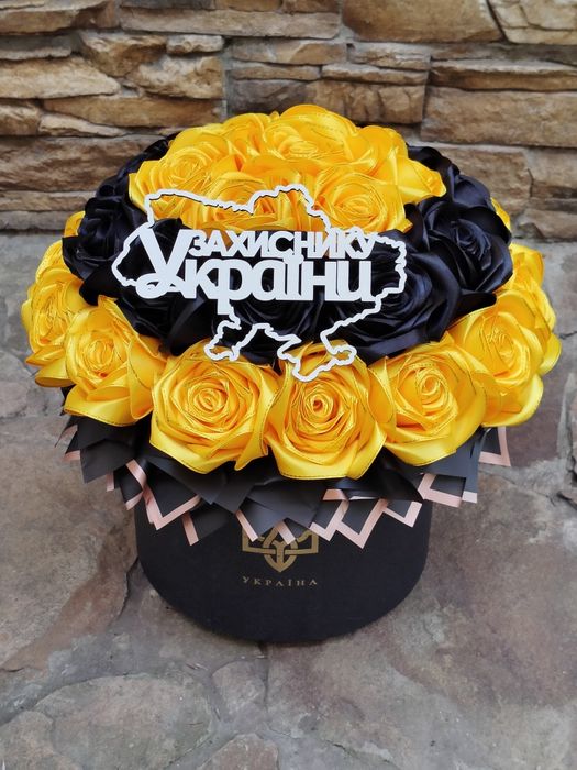 Букети троянд з атласної стічки