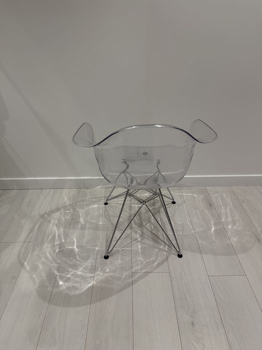 Cadeira em acrelico com pés inox
