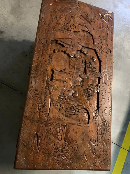 Baú Africano trabalhado á mão