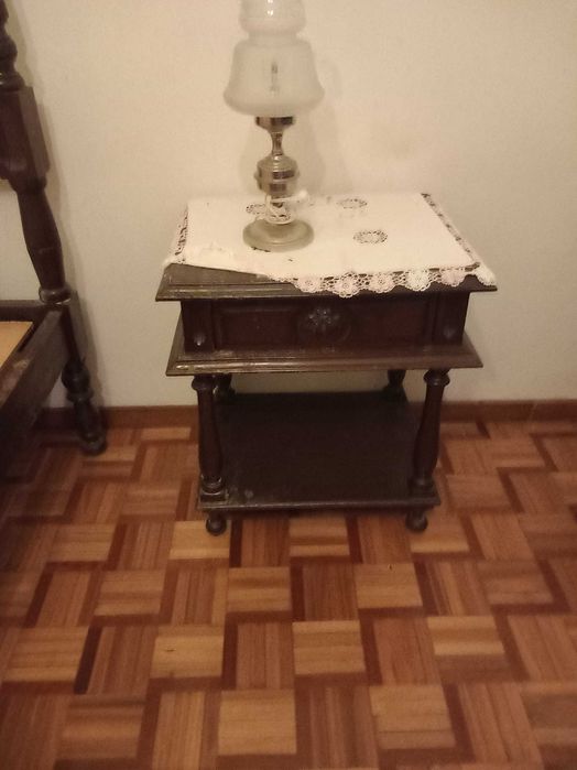 Mesa de cabeceira de castanho