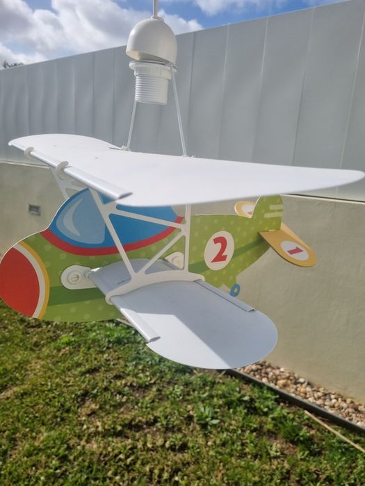 Candeeiro com formato de avião