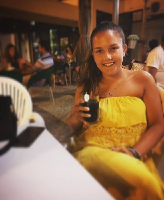 Vestido amarelo comprido com detalhe em renda