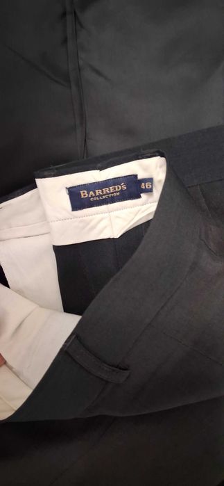 Fatos de homem completos (casaco tamanho 52 Barred's e 48 Soft Grey) (calça tamanho 46 e 42)
