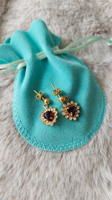 Lindos brincos de ouro, com cristais brancos e vinho