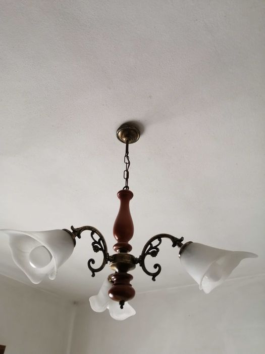 Candeeiro teto e mesa de cabeceira