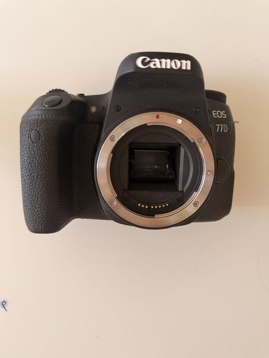 Фотоаппарат Canon 77D