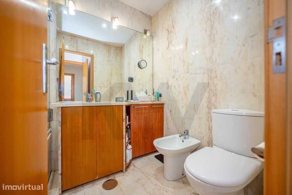 Apartamento T2 com varanda e garagem no Pinheiro Manso, Porto