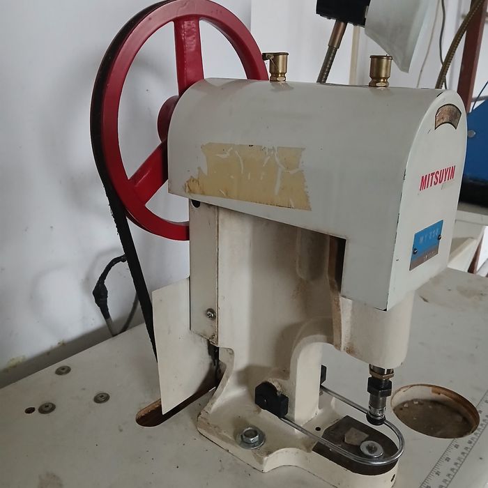 Одноголовий електричний прес для встановлення металофурнітури