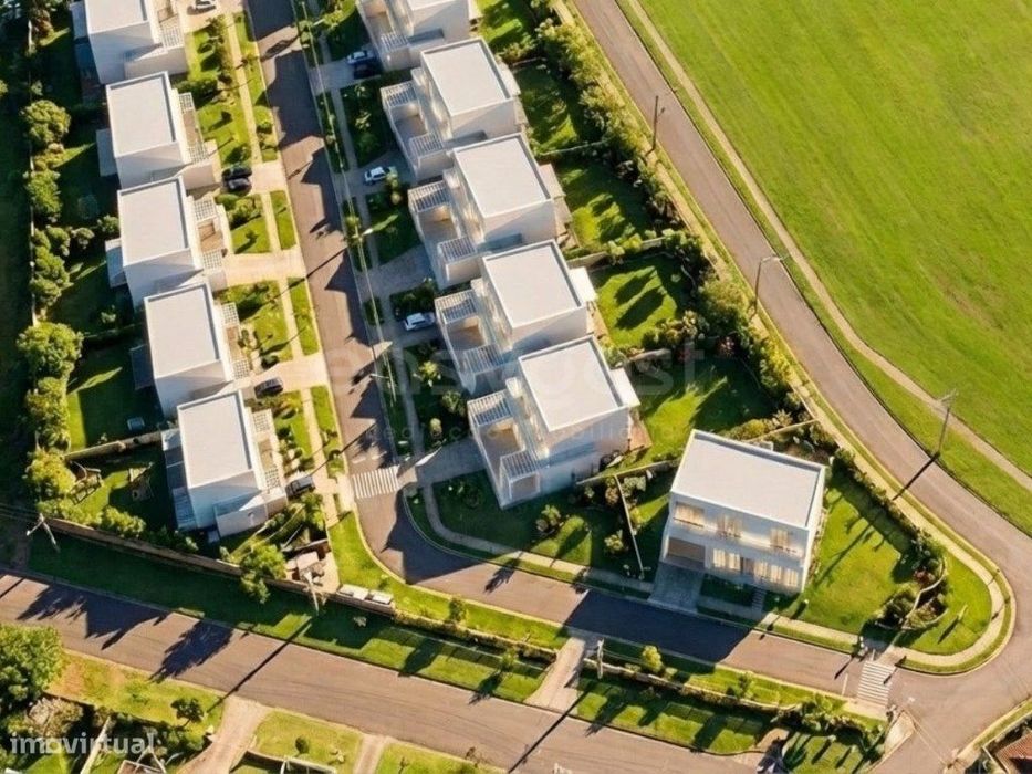 Lote 465 m2 para construção de moradia com 2 pisos e garagem em Tor...