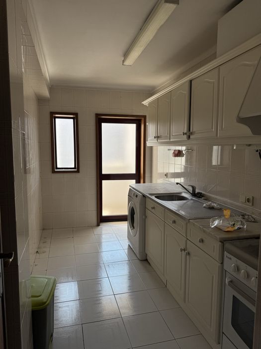 Apartamento T1 com garagem e arrumos em Aveiro perto do Glicinias