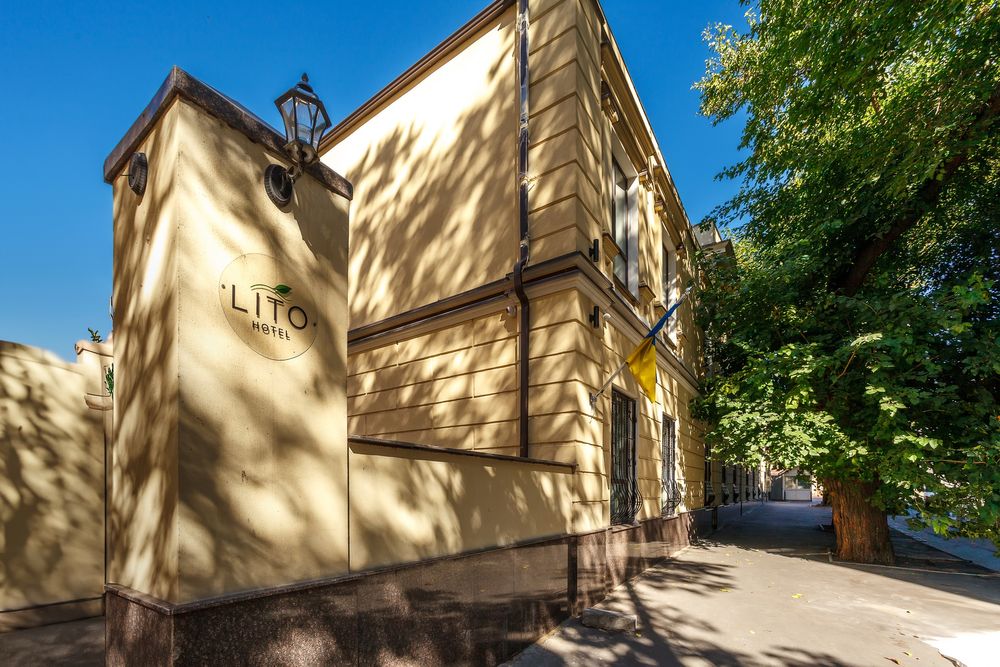 Номер з балконом Готель Літо Одеса є генератор та укриття