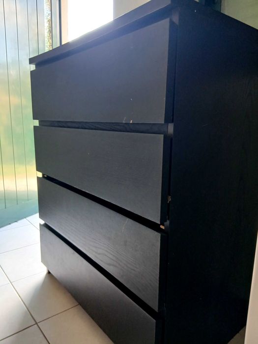 Cómoda preta em bom estado