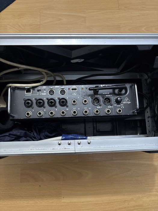 Behringer X AIR XR12  в рековом кейсе