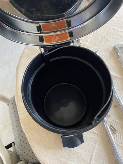 Balde de casa de banho e suportes toalhas e rolo