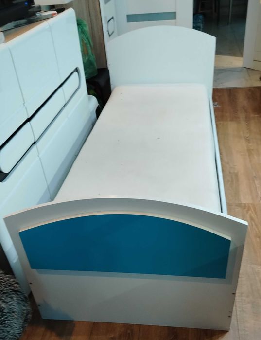 2 Luzka, komoda, schowek, 2 biurka