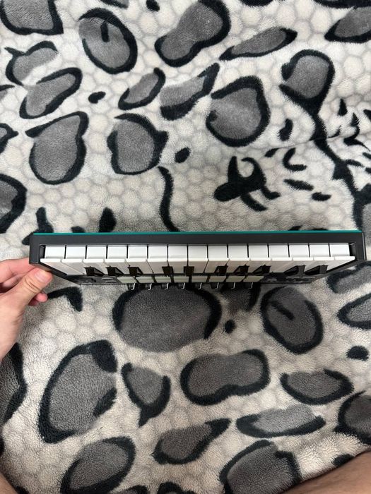 Продаю Б/в MIDI-клавіатура Novation Launchkey Mini