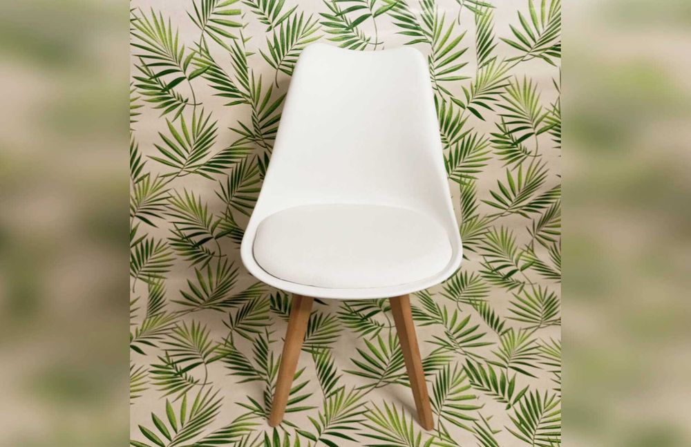 Надійний стілець білий для кухні на дерев'яних ніжках, Крісло кухонне