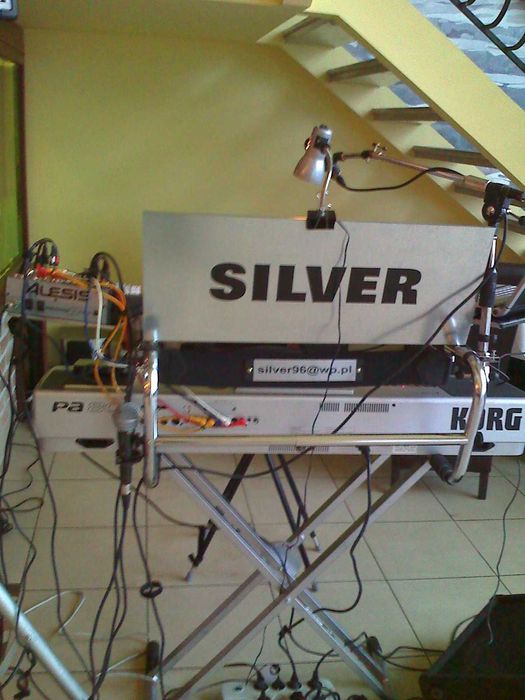 Statyw na dwa instrumenty klawiszowe.