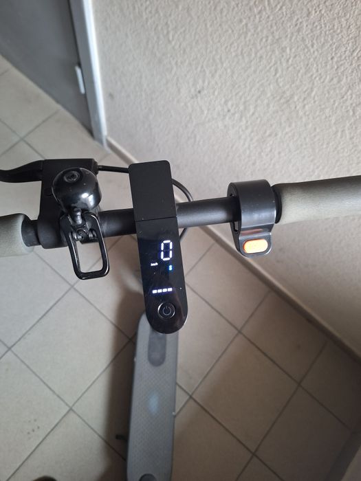 Продам электросамокат Xiaomi Mi Electric Scooter Essential