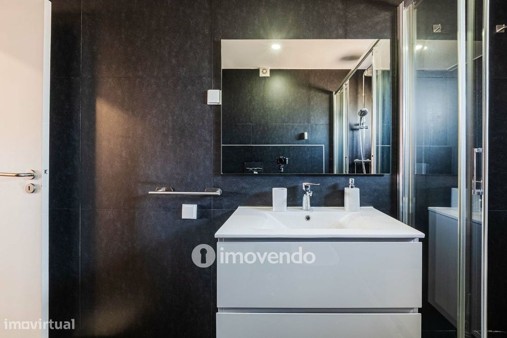 Apartamento T2 com boas áreas e muita luz natural, em Telheiras