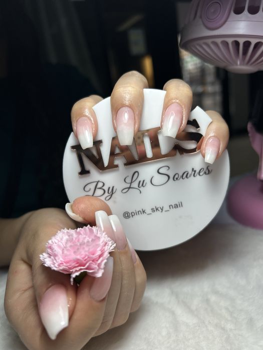 Unhas de gel e gelinho