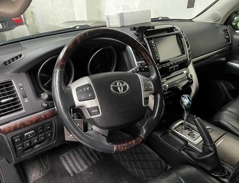 Toyota Land Cruiser 200 V8