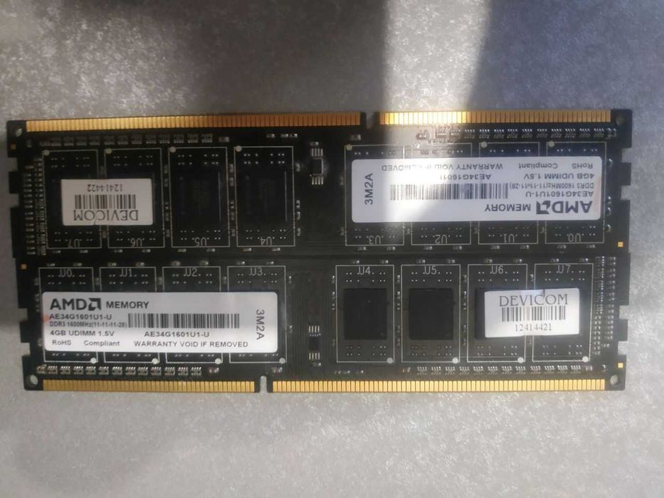 две планки по 4Gb  оперативная память  DDR3-1600MHz АМD