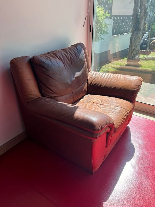 Sofá castanho de pele