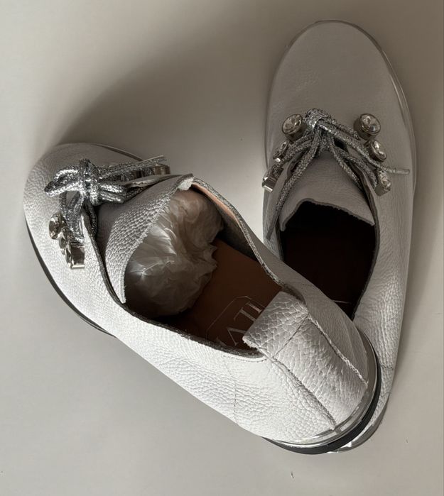 Ładne ,białe  z naturalnej skòry buty.