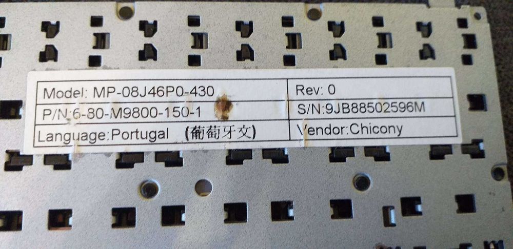 Vários teclados de laptop