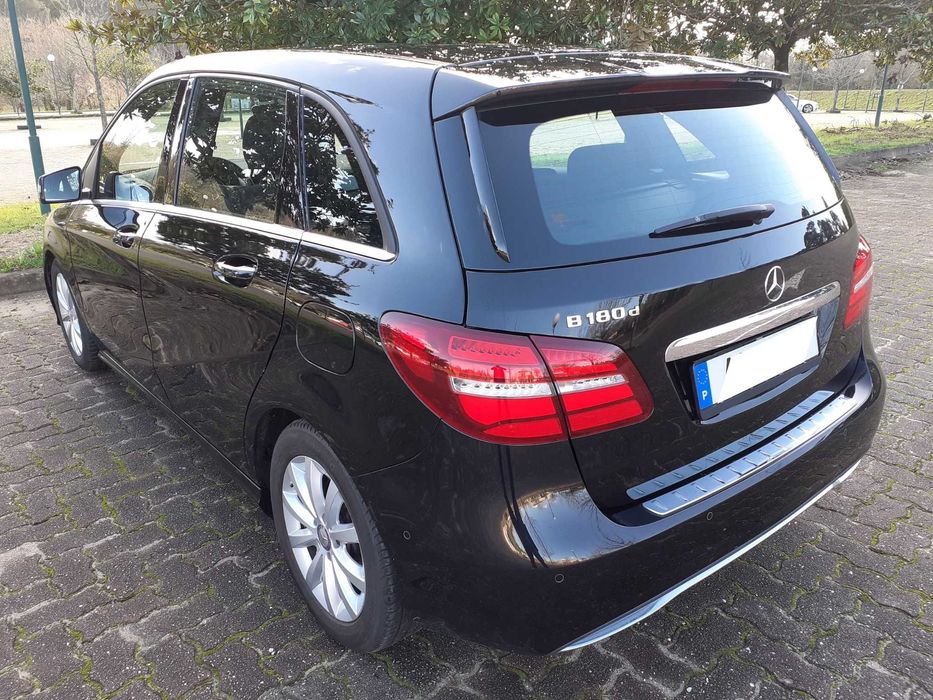 Mercedes B180d | LED | Park Assist | Excelente estado