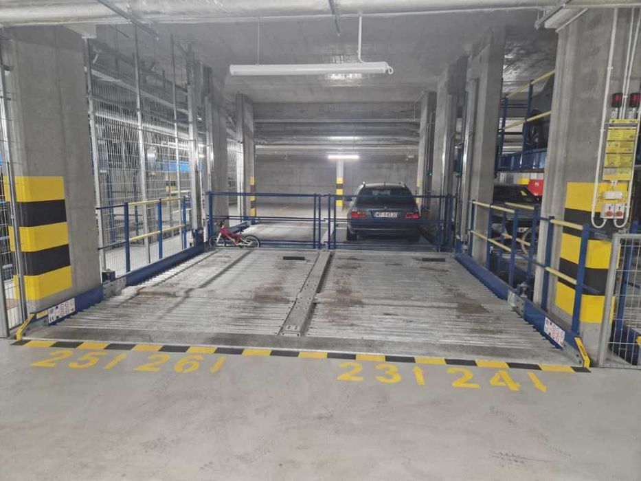 Sprzedam miejsce garażowe na platformie Umińskiego 2