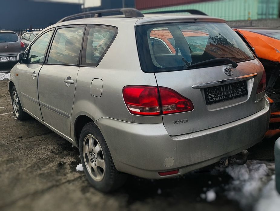 Toyota Avensis Verso lampy przednie lewa i prawa