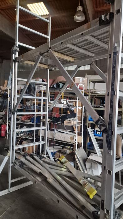 Andaimes em aluminio com escada extensível
