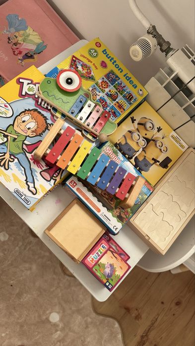 Zestaw zabawek ksiazki puzzle cymbalki ukladanki drewniane