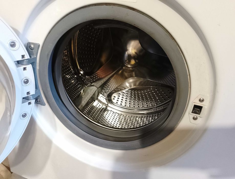 продам стиралку SAMSUNG WF6458S7W на запчасти