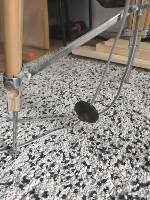 Lampa na trójnogu
