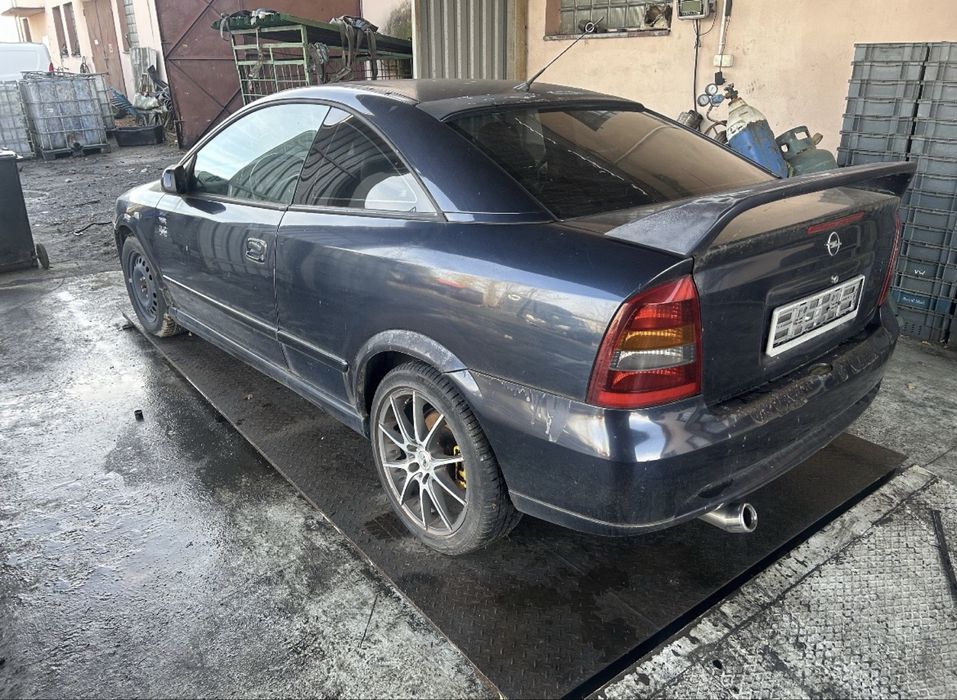Opel Astra Bertone na części