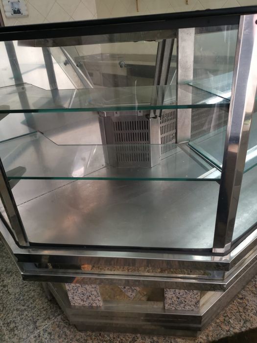 Vitrine, bancada frigorífica e bancada de inox