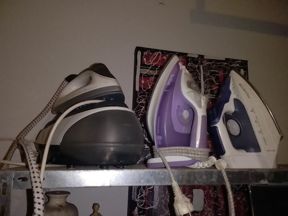 1 caldeira e 2 ferros de passar roupa